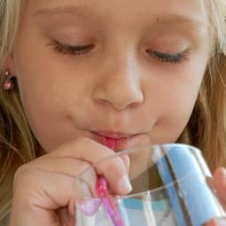 Lebenselixier Wasser – ein Mangel kann für Kinder verheerend sein.