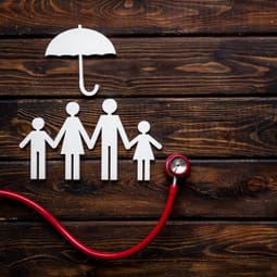 Familienfigur mit Stethoskop