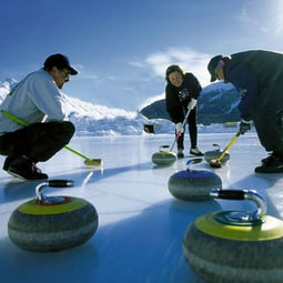 Strahlender Sonnenschein, blauer Himmel und majestätische Berge: Die ideale Kulisse für Curler.