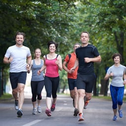 Abwehrkräfte stärken mit Joggen oder Spazieren im Wald an der frischen Luft.