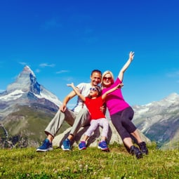 Junge Familie mit kleinem Kind beim Ausflug in den Bergen