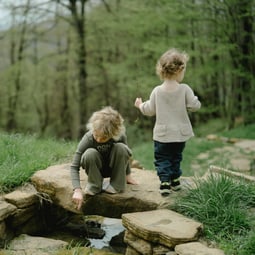 Spielende Kinder im Wald