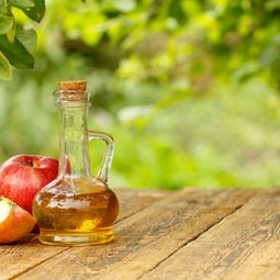 Der Apfel steht im Mittelpunkt.