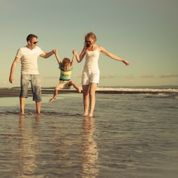 Familie mit Kind am Strand