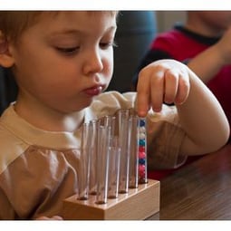 Jedes Kind hat Freude am lernen. Die Erwachsenen sollen diese Freude fördern, nicht abtöten, forderte Montessori.