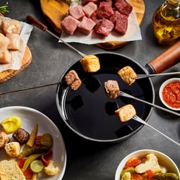 Leckere Saucen runden ein Fondue Chinoise perfekt ab