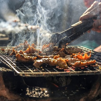 Grillgut wenden, wenn es Zeit dafür ist. 