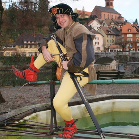 Beim Rathausbrunnen empfängt Graf Hans, witzig von einem Schauspieler namens Graf dargestellt, die Teilnehmer der Führung.