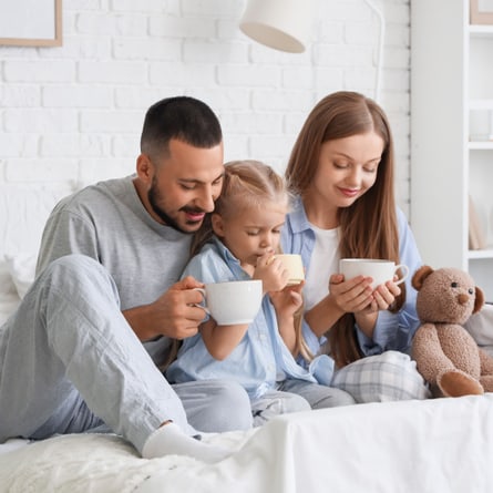 Familie trinkt zusammen Tee Familie trinkt zusammen Tee
