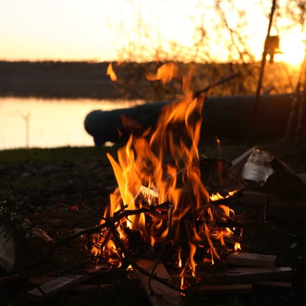 Brennen Sie das Herz über einem Feuer aus.