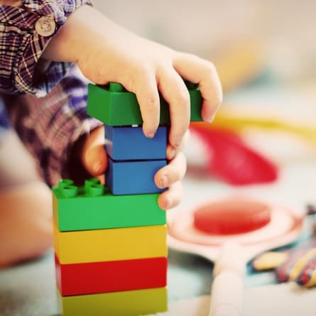 Nachhaltiges Holzspielzeug fördert die Entwicklung von Kindern 