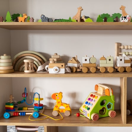 Regal mit Holzspielzeugen Regal mit Holzspielzeugen