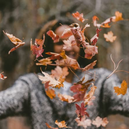 Frau und Herbstblätter Frau und Herbstblätter