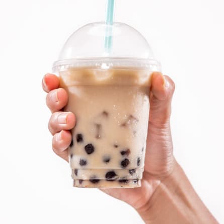 Hand hält einen Bubble Milk Tea