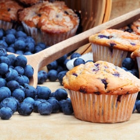 Muffins: Leckere Mini-Kuchen mit Früchten. 