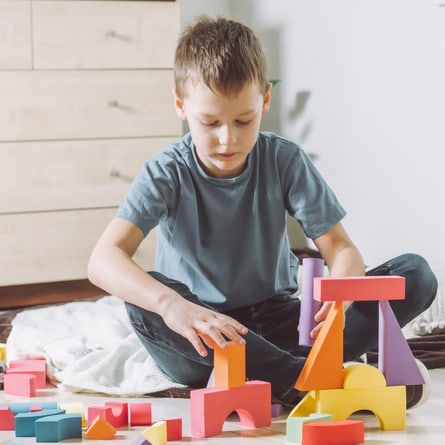 Kind spielt mit Holzspielzeug