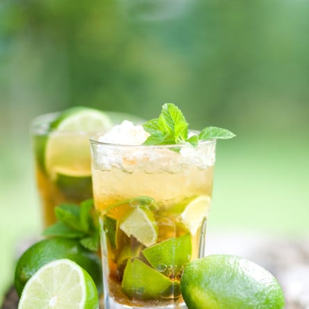 Cocktail mit Limetten