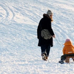 Schlitteln, ein Wintervergnügen für Gross und Klein. 