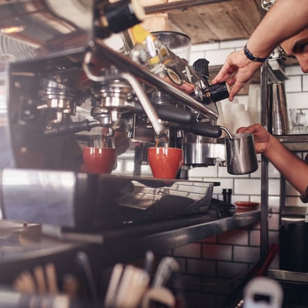 Barista an der Kaffemaschine