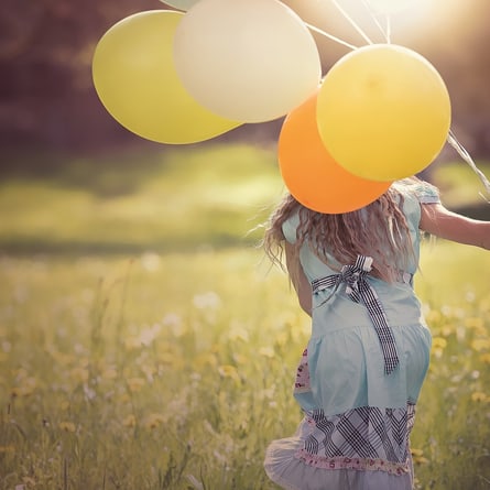 Kind mit Ballon