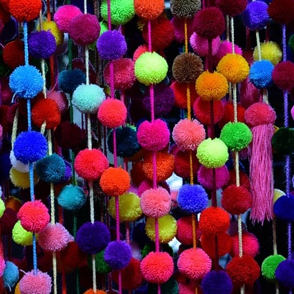 Verwandeln Sie die Pompons zu Liebesmonstern. 