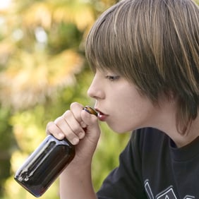 Gruppendruck: Wenn alle sich betrinken, ist es uncool, als einziger beim Blööterliwasser zu bleiben.