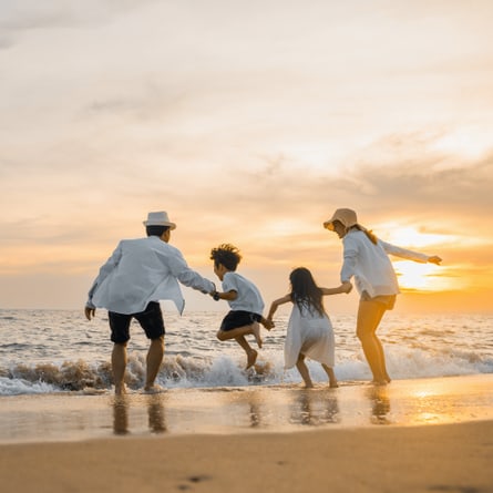 Familie am Strand beim Sonnenuntergang