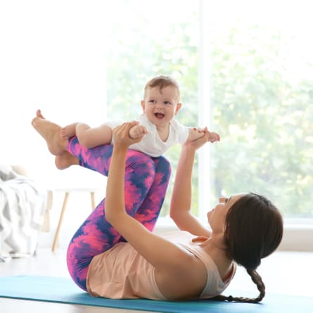 Mutter macht Yoga mit Baby