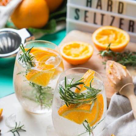 Gläser mit Hard Seltzer