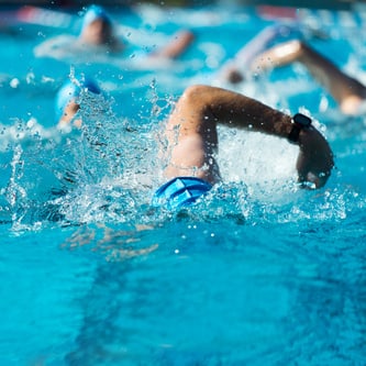 Spass im Wasser, eine lässige Möglichkeit im Sommer