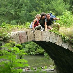 Wasser fasziniert Kinder. An einem Bach innezuhalten und zu spielen ist das Grösste für sie.