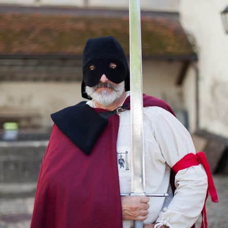 Der Scharfrichter erzählt von seiner ehrlosen Arbeit. Sieht unheimlich aus. In Wirklichkeit ist er aber ganz lieb.