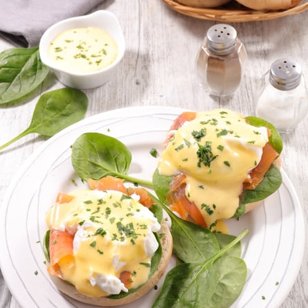 Pochiertes Ei auf Brot