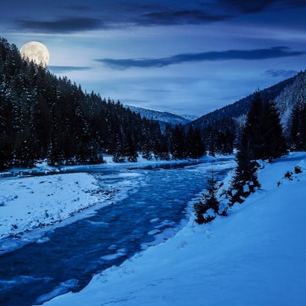 Winterlandschaft in der Dämmerung