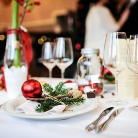 Ein schön gedeckter Tisch lädt zum entspannten Essen ein