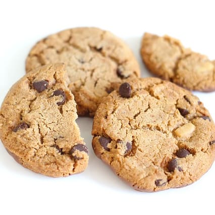 Anstatt gebackene Cookies, essen Sie hier die ähnliche Masse roh. 