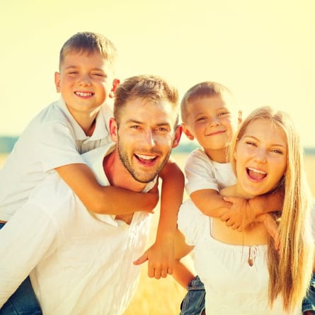 Glückliche Familie auf Sommerfeld von Weizen