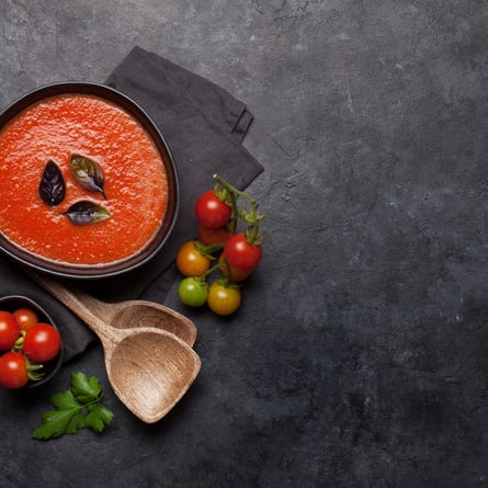 Das Gazpacho ist eine würzige Erfrischung