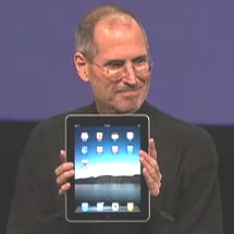 Steve Jobs freut sich übers iPad. (Foto: Apple)