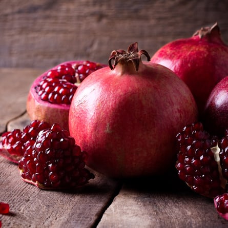 Der Granatapfel in seiner leuchtend roten Farbe