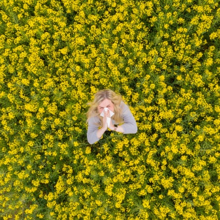 Frau mit Pollenallergie.