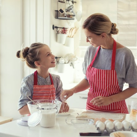 Frau mit Mädchen beim Backen