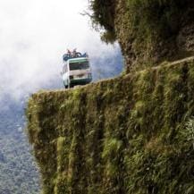 Fahren am Rande des Abgrunds: Auf der Yungas Road in Bolivien.