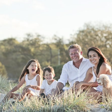 Familie mit zwei kleinen Kindern und Hund