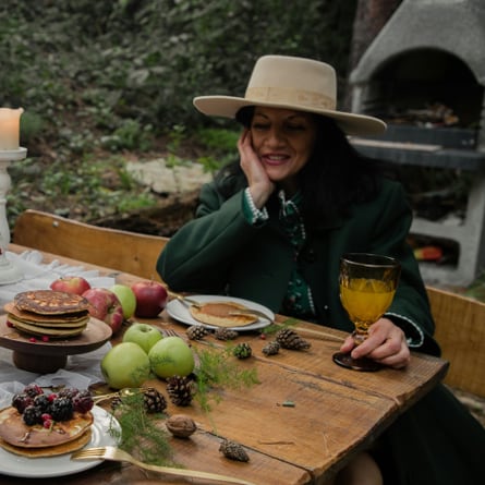 une femme assise à une table à manger joliment décorée