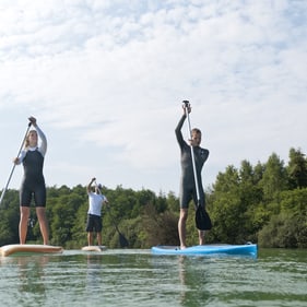 Stehend übers Wasser gleiten 