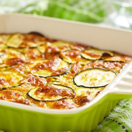 Sommerlicher laktosefreier Gemüsegratin