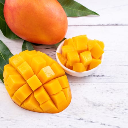 Mit der "Igelvariante" können Sie eine Mango ganz einfach vom Fruchtfleisch trennen