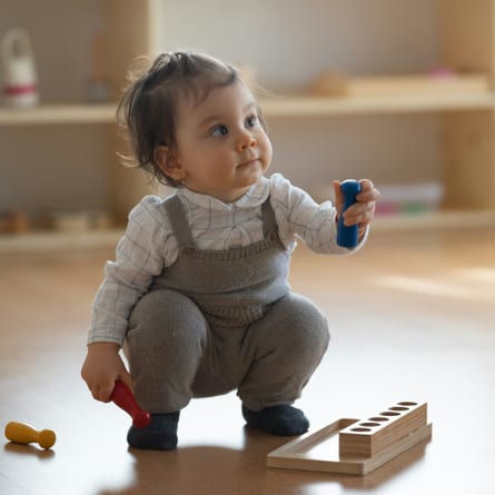 Ein Kind spielt mit Spielzeug aus Holz.