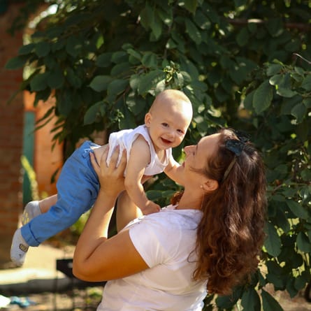 Mutter mit lachendem Baby